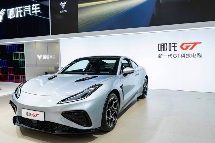 深圳14哪吒汽车在智能汽车领域的表现，领途汽车在新能源汽车市场中的影响力